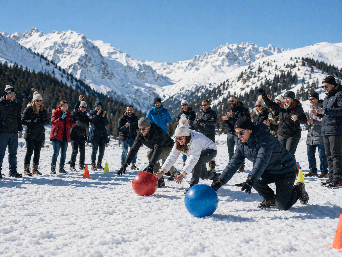 Collaborateurs en activité hivernale dans la neige lors d'un challenge montagnard