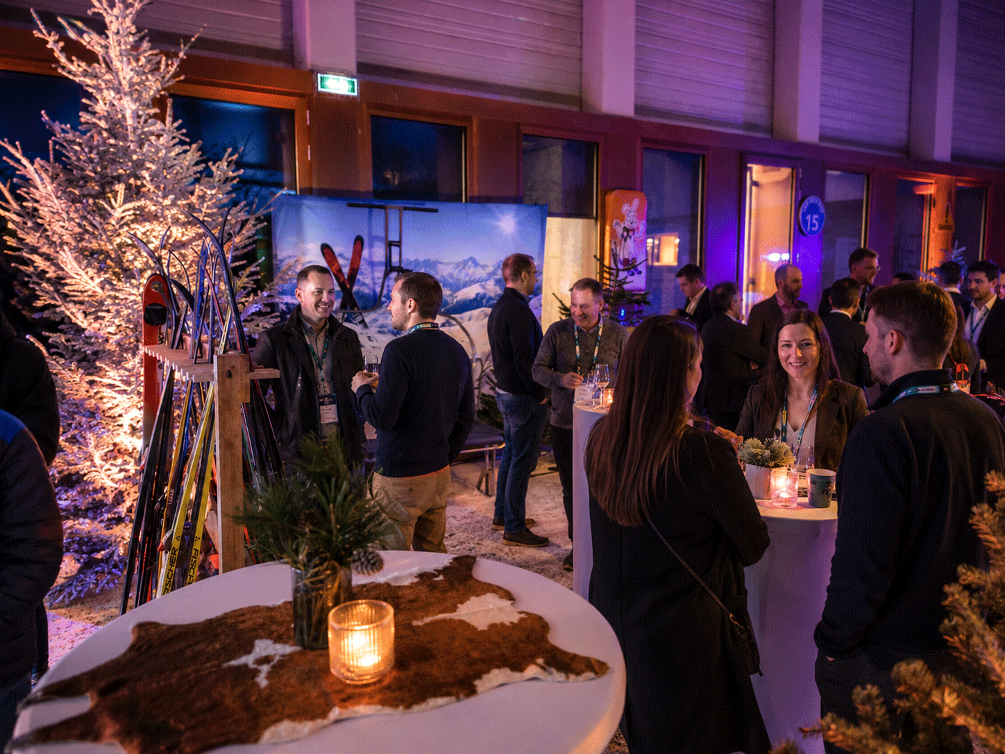 Soirée d'entreprise festive aux accents alpins avec skis et décoration enneigée