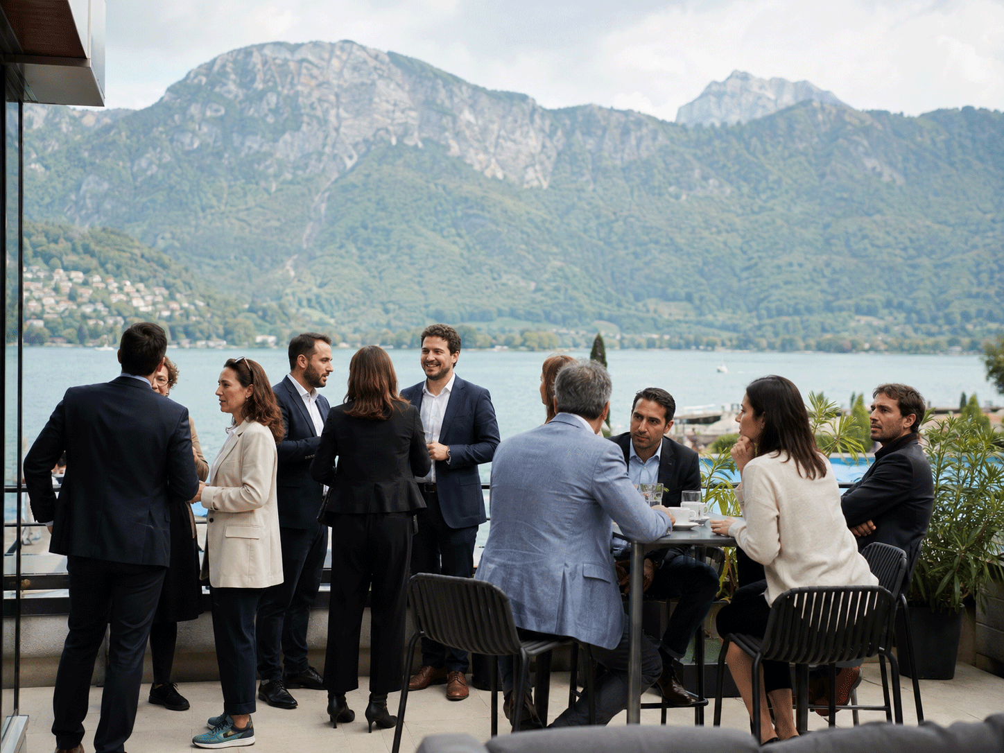 Séminaire d'entreprise en terrasse avec vue sur le lac d'Annecy et les montagnes